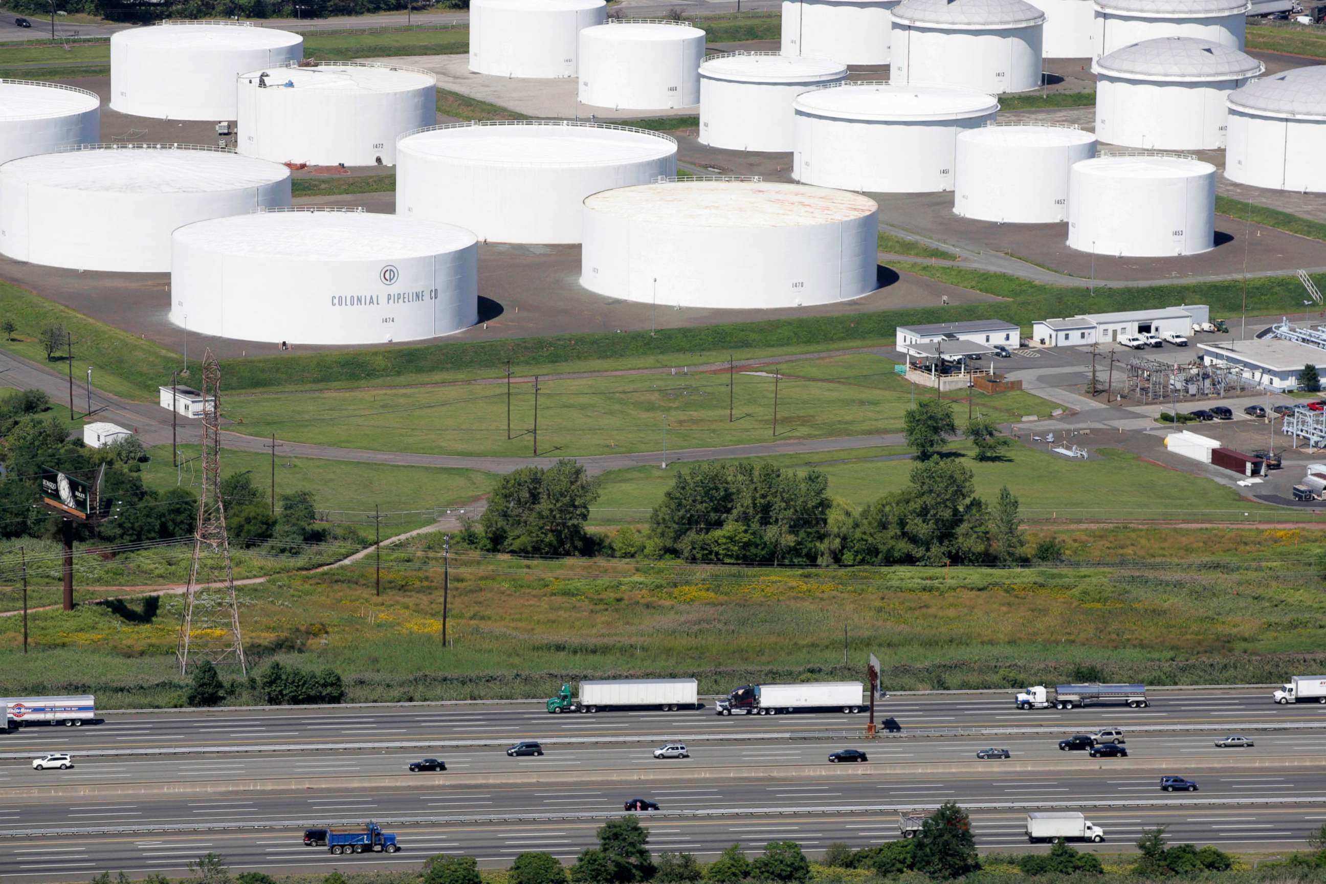 PHOTO: Traffic on I-95 passes oil storage tanks owned by the Colonial Pipeline Company in Linden, N.J., Sept. 8, 2008.