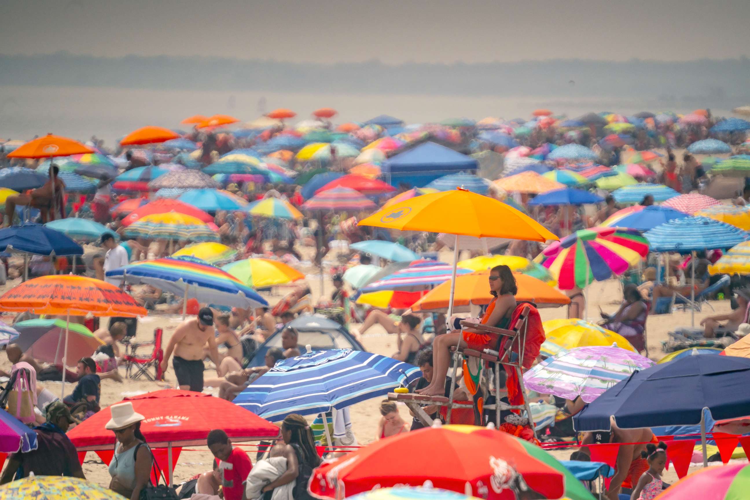 PHOTO: Thousands of beach goers literally pack the beach trying to beat the oppressive heat and escape to Coney Island, in Brooklyn, N.Y., July 1, 2018.