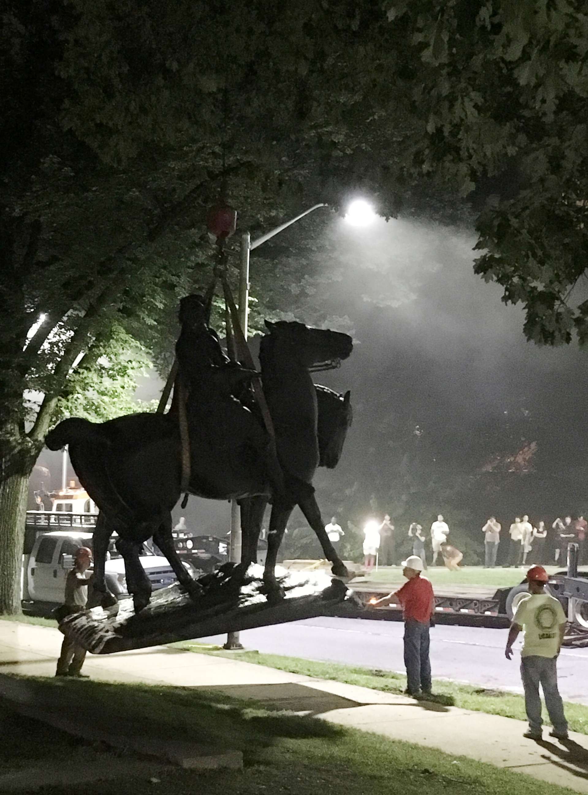 PHOTO: Workers remove the monuments to Robert E. Lee and Thomas "Stonewall" Jackson from Wyman Park in Baltimore, Aug. 16, 2017.
