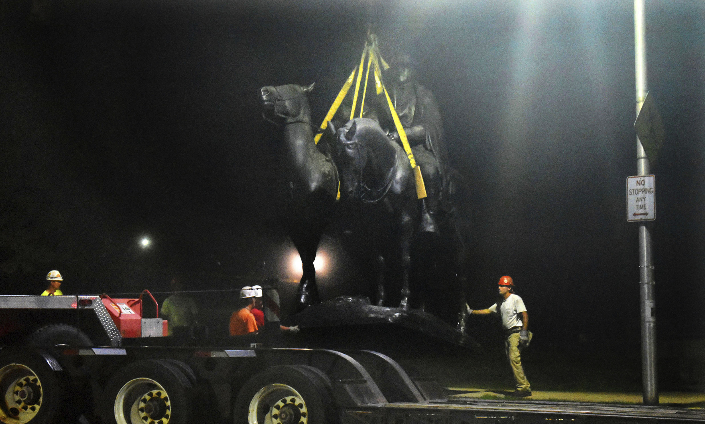 PHOTO: Workers remove the Robert E. Lee and Thomas J. "Stonewall" Jackson monument in Wyman Park, Aug. 16, 2017, in Baltimore.