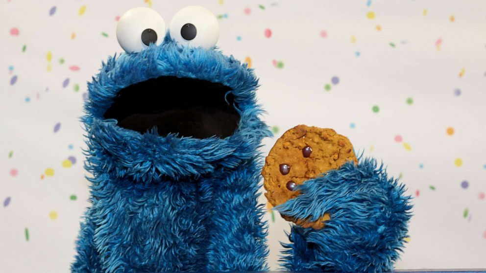 VIDEO: Cookie Monster sings during 7th-inning stretch at Cubs game