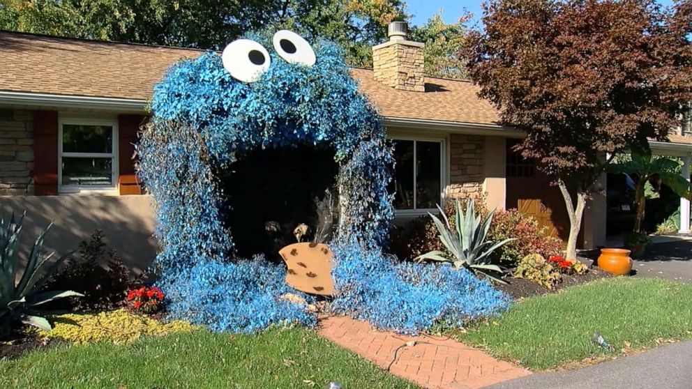 PHOTO: Lisa Boll of York, Pa., transformed the front entry of her house to look like Cookie Monster with vines and blue spray paint.