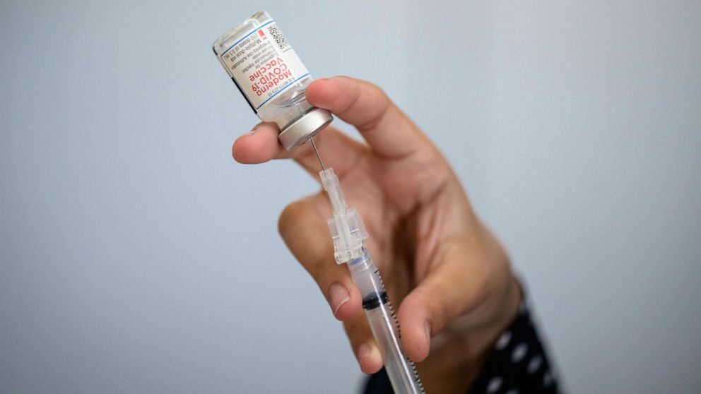 PHOTO:A medical staff member prepares a syringe with a vial of the Moderna COVID-19 vaccine at a pop up vaccine clinic at the Jewish Community Center in the Staten Island, N.Y., April 16, 2021.