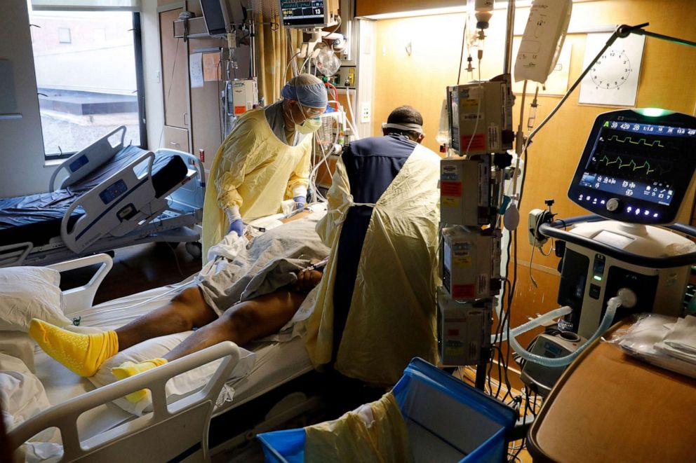 PHOTO: Army medical personel tends to a Covid-19 patient on a ventilator at Beaumont Hospital in Dearborn, Mich., Dec., 17, 2021. 