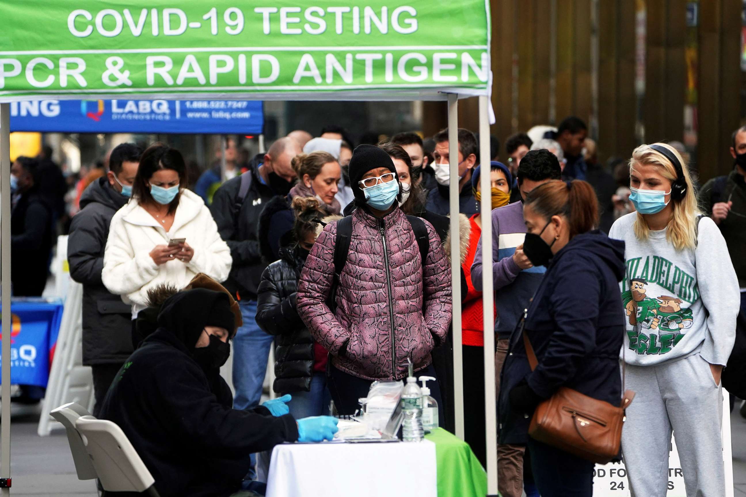 PHOTO: People line up at a COVID-19 mobile testing site during the coronavirus disease pandemic in New York, Dec. 17, 2021.