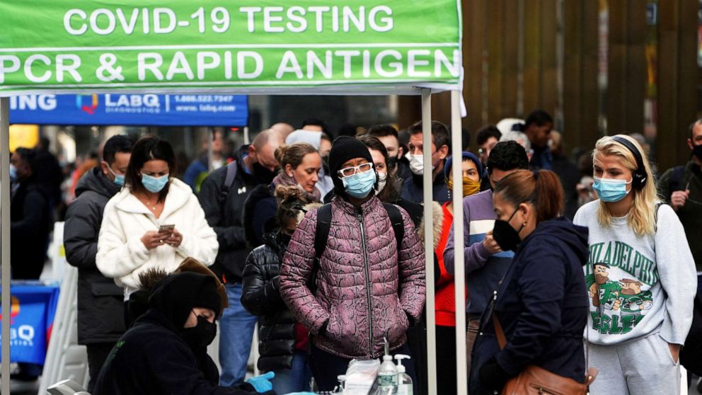 PHOTO: People line up at a COVID-19 mobile testing site during the coronavirus disease pandemic in New York, Dec. 17, 2021.