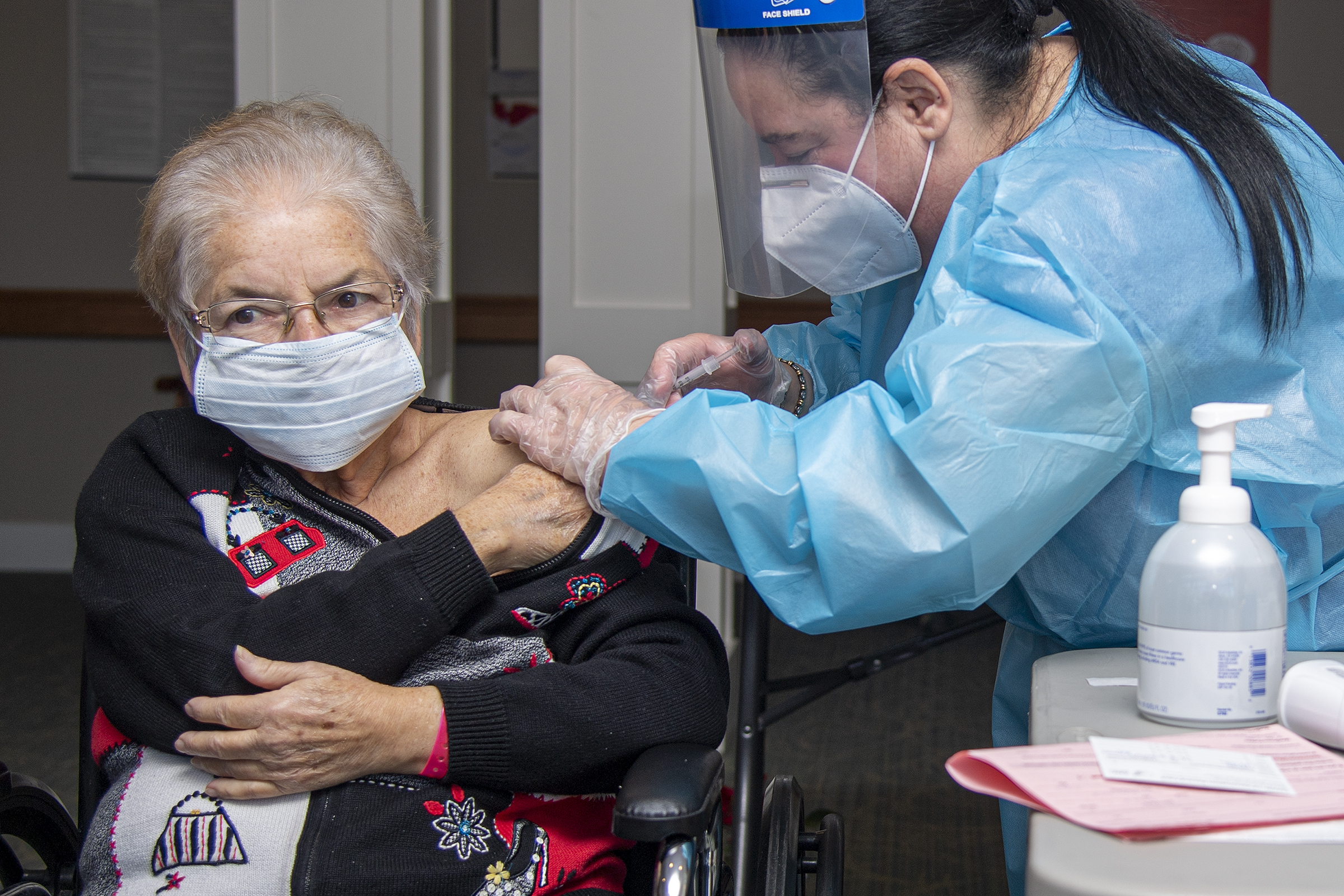 PHOTO: Nursing home resident Lydu Trudeau receives a COVID-19 vaccine from pharmacist Nadine M. Mackey at PowerBack Rehabilitation, in Phoenixville, Pa., Dec. 28, 2020.