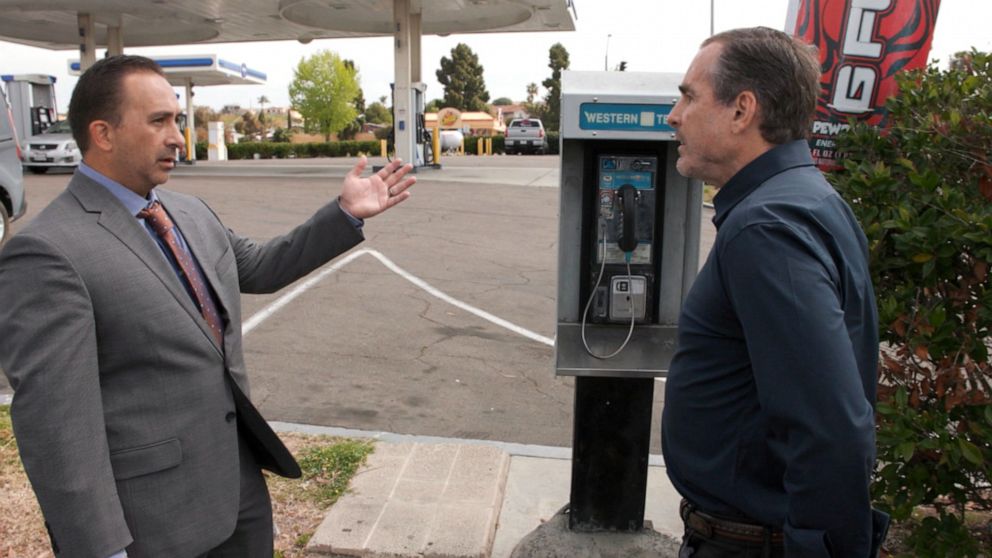 PHOTO: U.S. Marshals' Detective Craig McCluskey shows ABC News' Bob Woodruff the pay phone near the Mexico border from which Peter Chadwick first called the police.