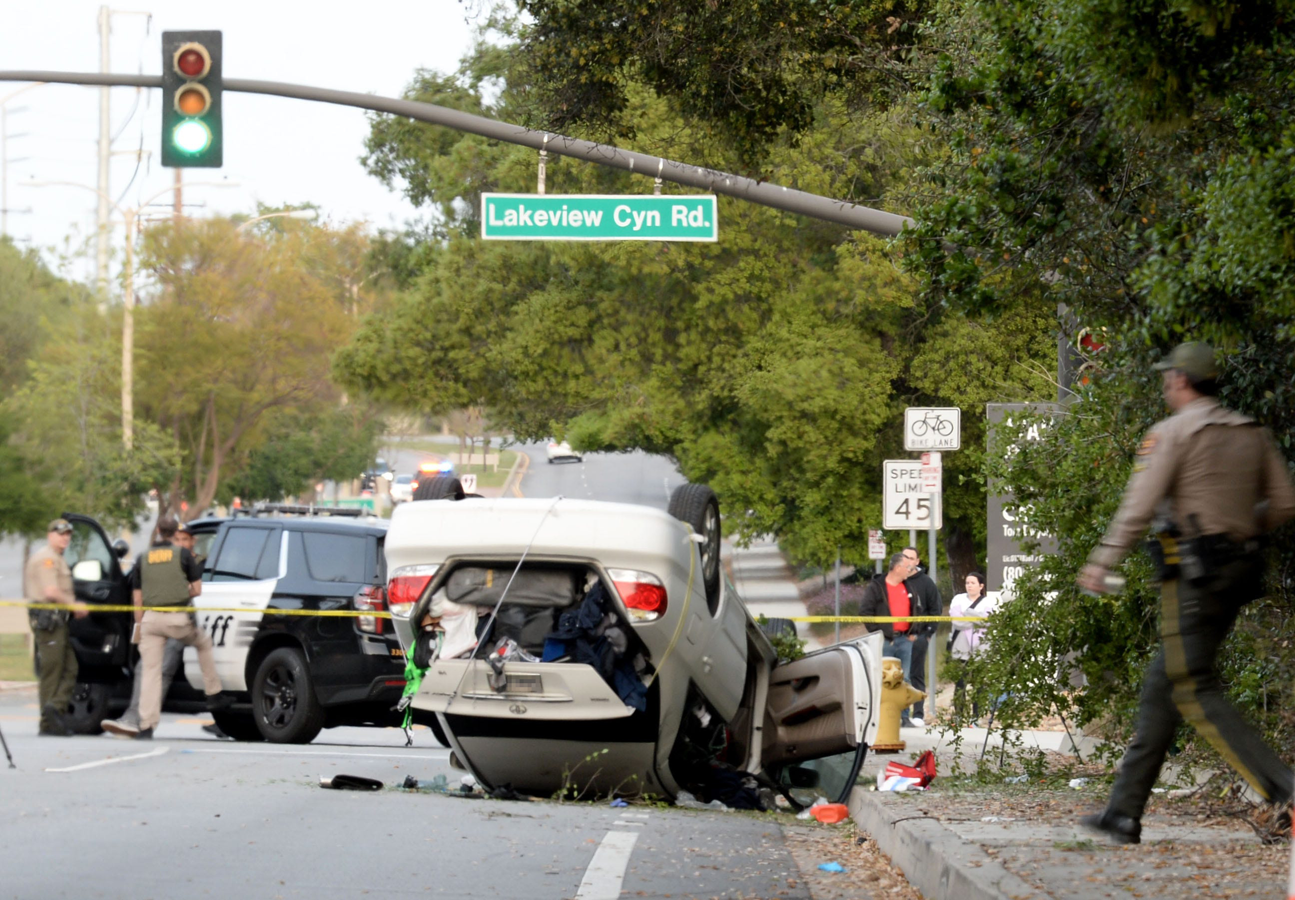 PHOTO: Ventura County Sheriff's deputies investigate a crash in Thousand Oaks, Calif., on April 18, 2023.