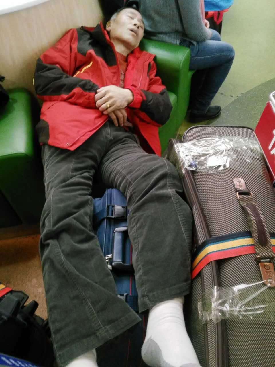 PHOTO: Yuanjun Cui, who has stage 4 cancer, lies on luggage after U.S. Customs and Border Protection issued his deportation on May 21, 2018.