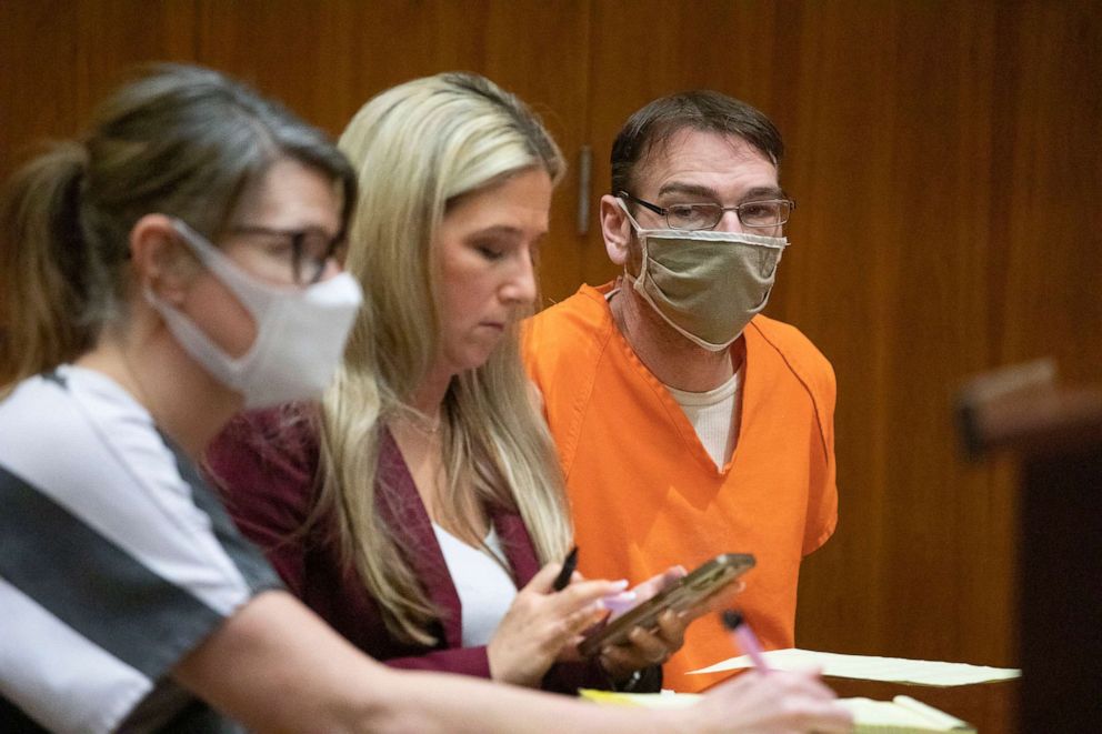 PHOTO: Jennifer Crumbley, left, and her husband James Crumbley, parents of the alleged teen Oxford High School shooter Ethan Crumbley, appear in 6th Circuit Court, March 22, 2022, in Pontiac, Michigan.