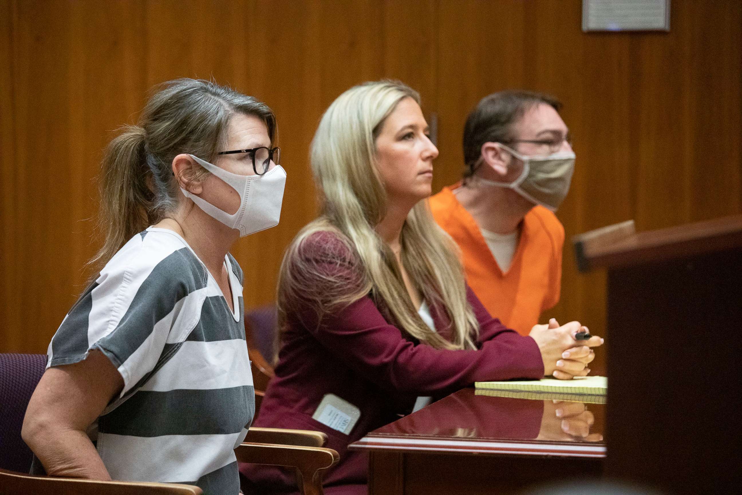 PHOTO: Jennifer Crumbley, left, and her husband James Crumbley, parents of the alleged Oxford High School shooter Ethan Crumbley, appear in 6th Circuit Court for their pretrial hearing on March 22, 2022 in Pontiac, Mich.