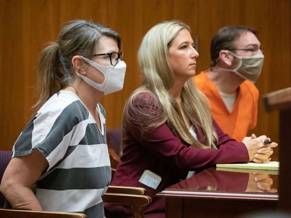 PHOTO: Jennifer Crumbley, left, and her husband James Crumbley, parents of the alleged Oxford High School shooter Ethan Crumbley, appear in 6th Circuit Court for their pretrial hearing on March 22, 2022 in Pontiac, Mich.