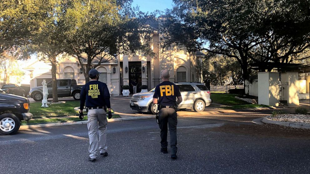 FOTO: Agentes federales registran la casa del representante estadounidense Henry Cuéllar en Laredo, Texas, el 19 de enero de 2022.