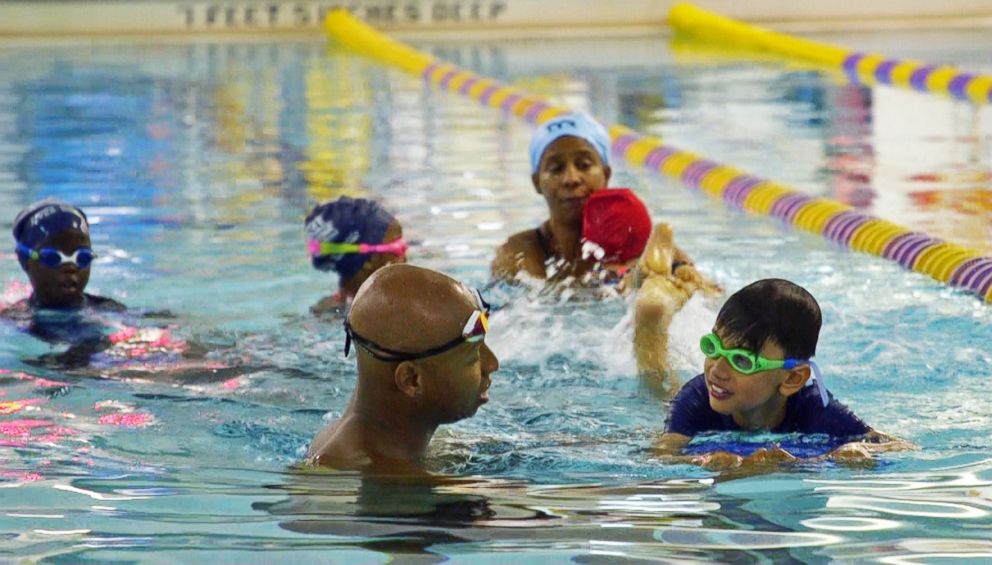 PHOTO: Olympic swimmer Cullen Jones teaches young children how to swim at a New York Pool.