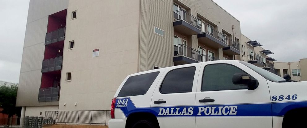 911 Call From Dallas Police Officer After Fatally Shooting Man In Photo A Dallas Police Vehicle Is Parked Near The South Side Flats Apartments In