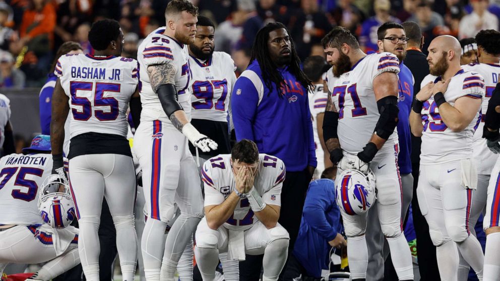 FOTO: Los jugadores de los Buffalo Bills reaccionan después de que su compañera de equipo Damar Hamlin colapsara durante un partido de la NFL contra los Cincinnati Bengals, el 2 de enero de 2023, en Cincinnati.