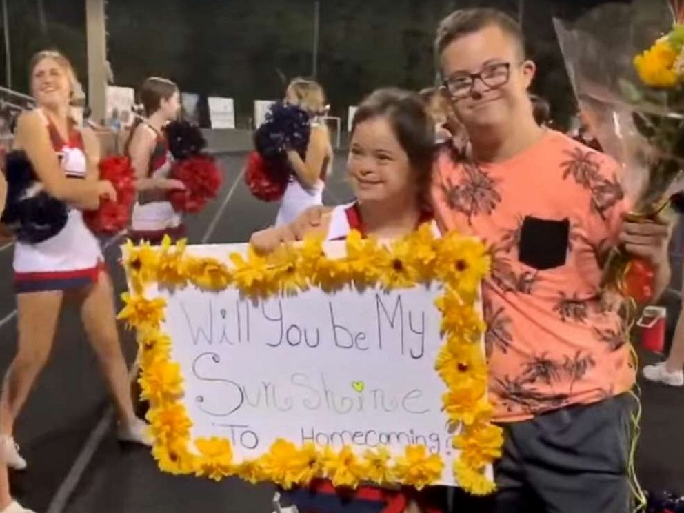 PHOTO: David Cowan asked his girlfriend, Saris Garcia, to homecoming at Floridas Seminole County High School on Thursday. She said Yes.
