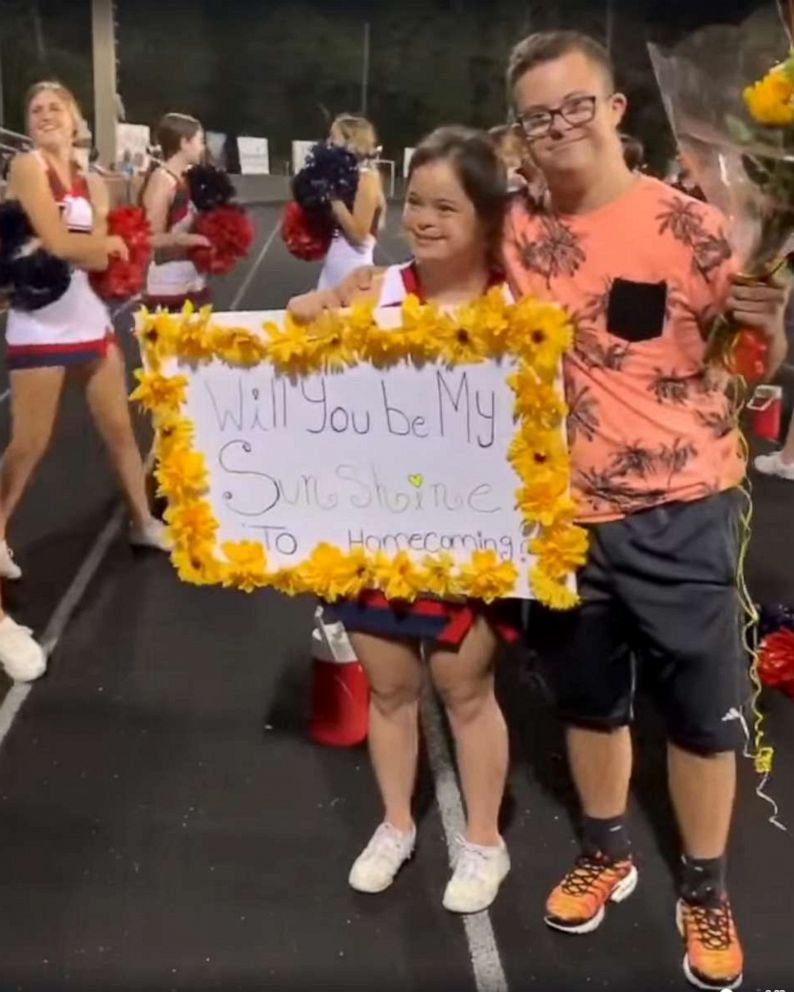 PHOTO: David Cowan asked his girlfriend, Saris Garcia, to homecoming at Florida's Seminole County High School on Thursday. She said "Yes."