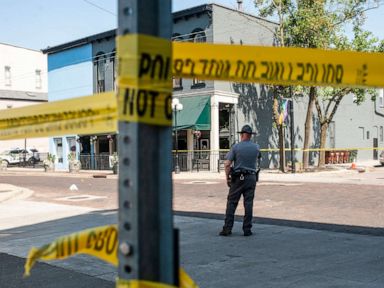 Keluarga korban penembakan massal menuntut pembuat magasin 100 peluru yang lewat di depan pria bersenjata thumbnail