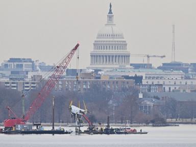 Amid search for victims, crews begin the delicate removal of wreckage from Potomac