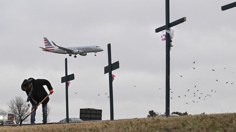 PHOTO: Roberto Marquez from Dallas, Texas, sets up a makeshift memorial for the victims of the deadly mid air collision near Reagan National Airport in Arlington, Virginia, Jan. 31, 2025.