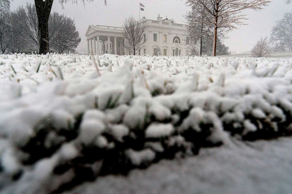 PHOTO: Snow falls at the White House in Washington, D.C., Jan. 3, 2022.