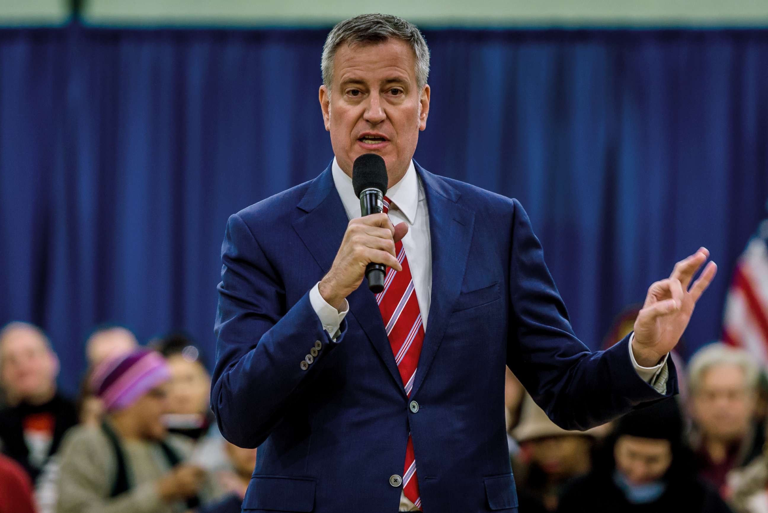 PHOTO: New York City Mayor Bill De Blasio hosts a town hall meeting in Chelsea, March 15, 2017.