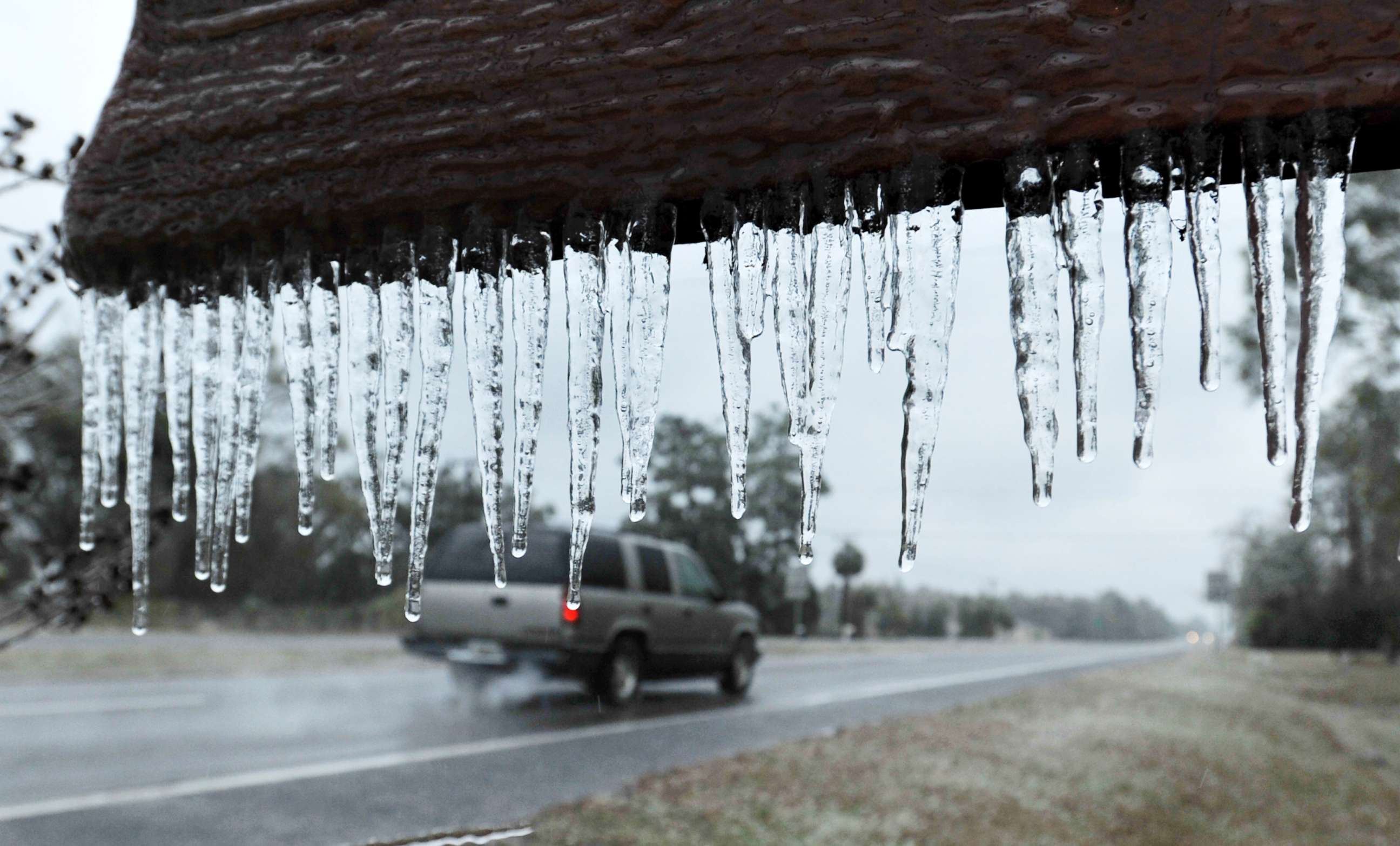 PHOTO: Icicles hang from the "Welcome to Hilliard sign" in Hilliard, Fla., Jan. 3, 2018. 