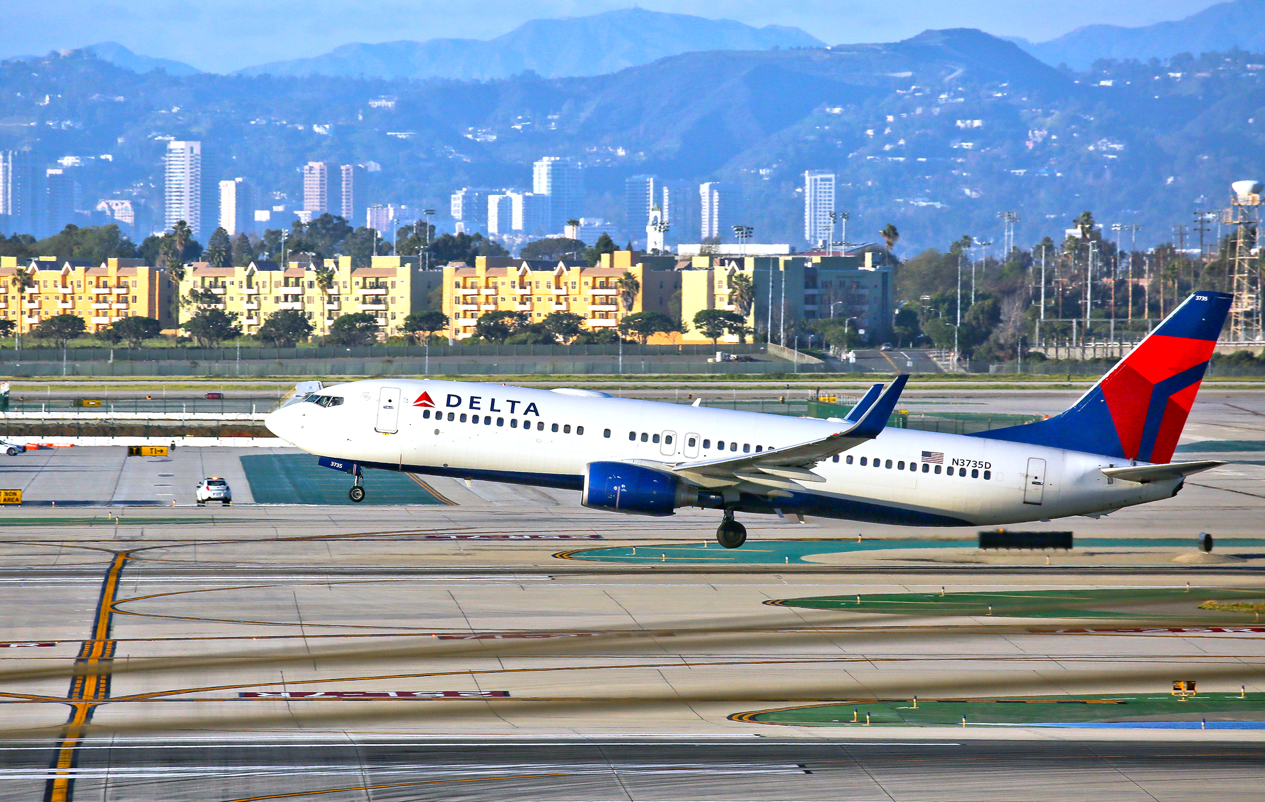 PHOTO: A Delta Airlines Boeing 737 takes off from LAX in Los Angeles, Feb. 6, 2017.