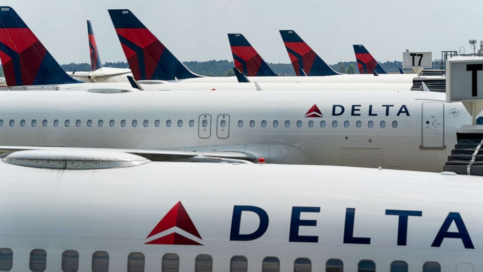 Delta Passenger Allegedly Makes Terroristic Threats Assaults Flight Attendants Abc7 Chicago