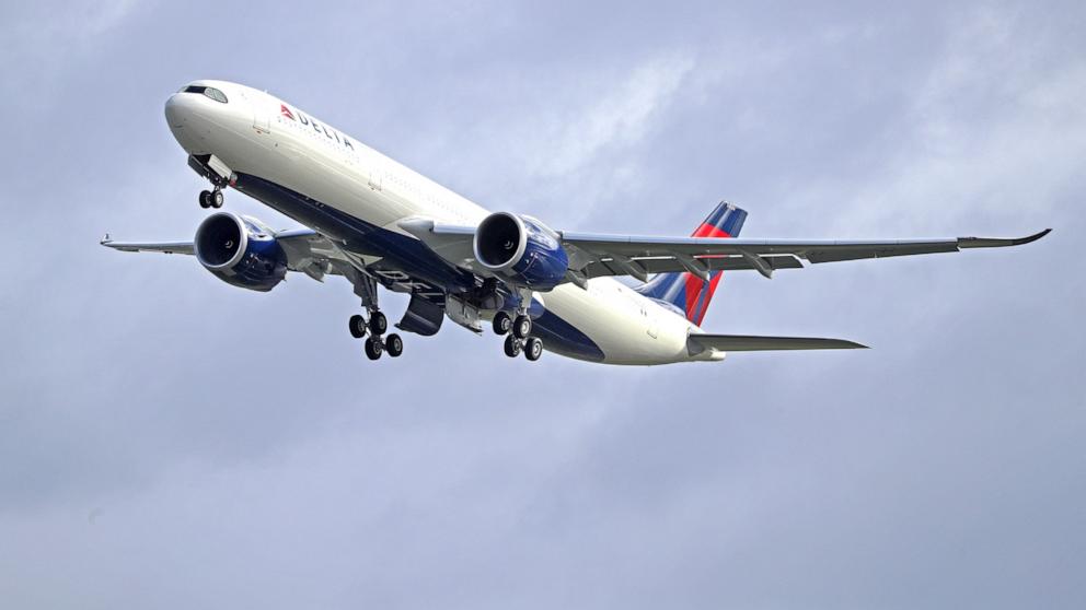 Administrasi Penerbangan Federal sedang menyelidiki setelah pesawat Delta Boeing kehilangan roda depannya sebelum lepas landas