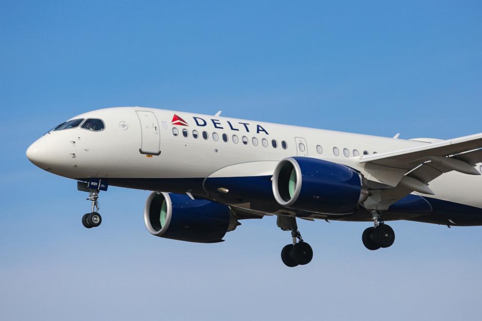 FAA investigating after Delta Boeing plane loses front nose wheel ...
