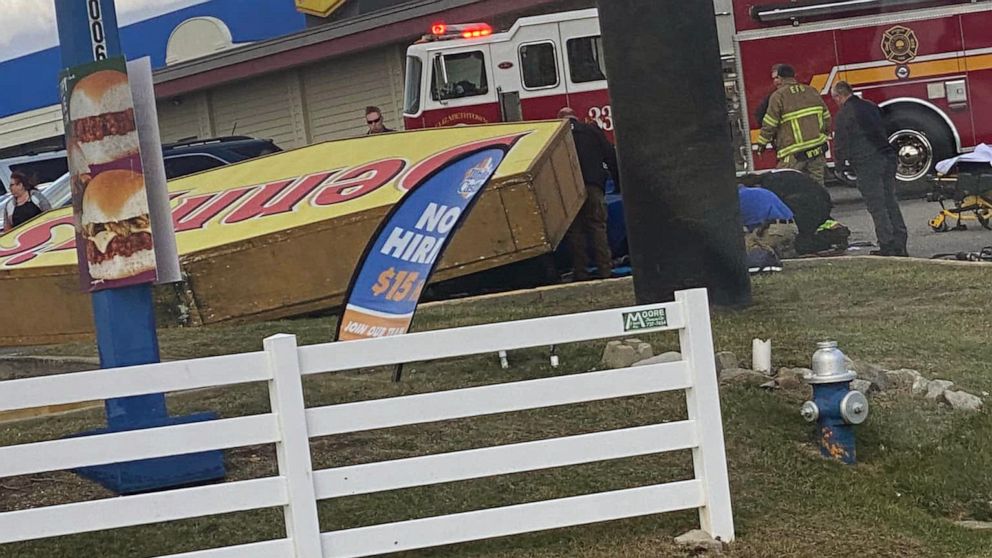 1 dead, 2 injured after Denny’s sign falls on car