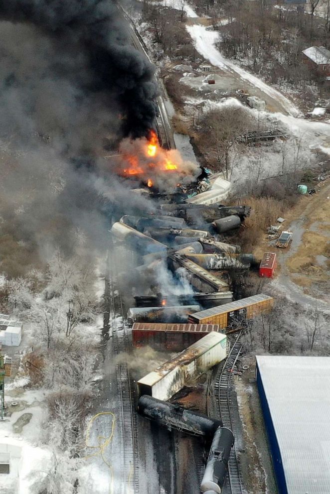 FOTO: Bagian dari kereta barang Norfolk dan Selatan yang tergelincir Jumat malam di Palestina Timur, Ohio masih terbakar pada Sabtu tengah hari, 4 Februari 2023.