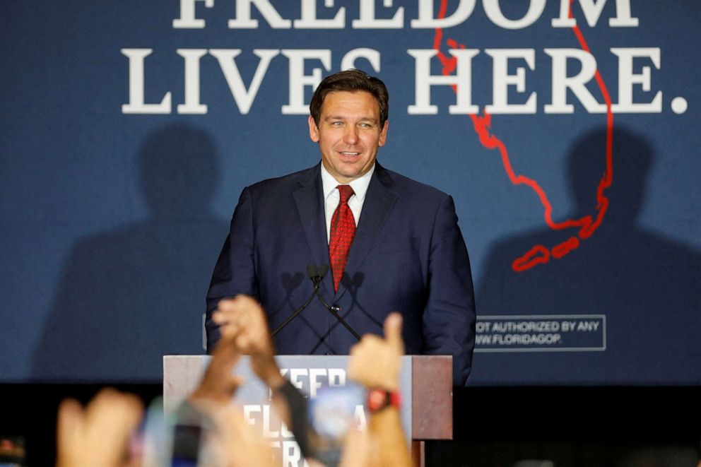 Le gouverneur de la Floride Ron DeSantis parle après l'élection primaire pour les mi-mandat au cours de la "Keep Florida Free Tour, " à Tampa, en Floride, le 24 août 2022.  