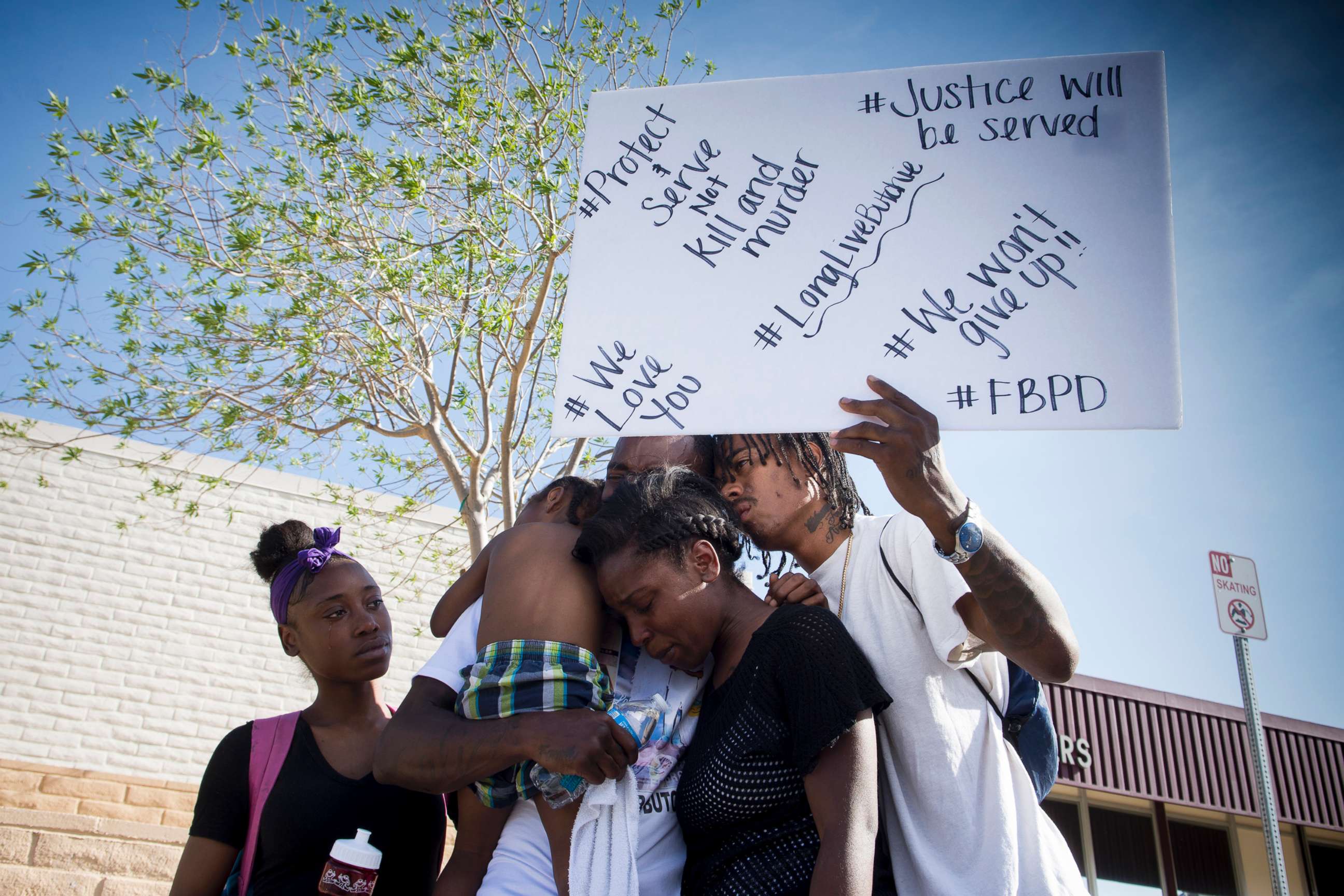 PHOTO: Friends and family of Diante "Butchie" Yarber mourn as protesters filled the parking lot of the Barstow police department in this April 10, 2018 file photo in California.