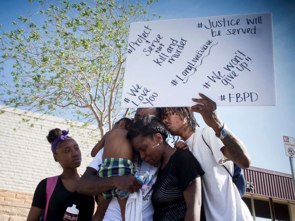 PHOTO: Friends and family of Diante Butchie Yarber mourn as protesters filled the parking lot of the Barstow police department in this April 10, 2018 file photo in California.