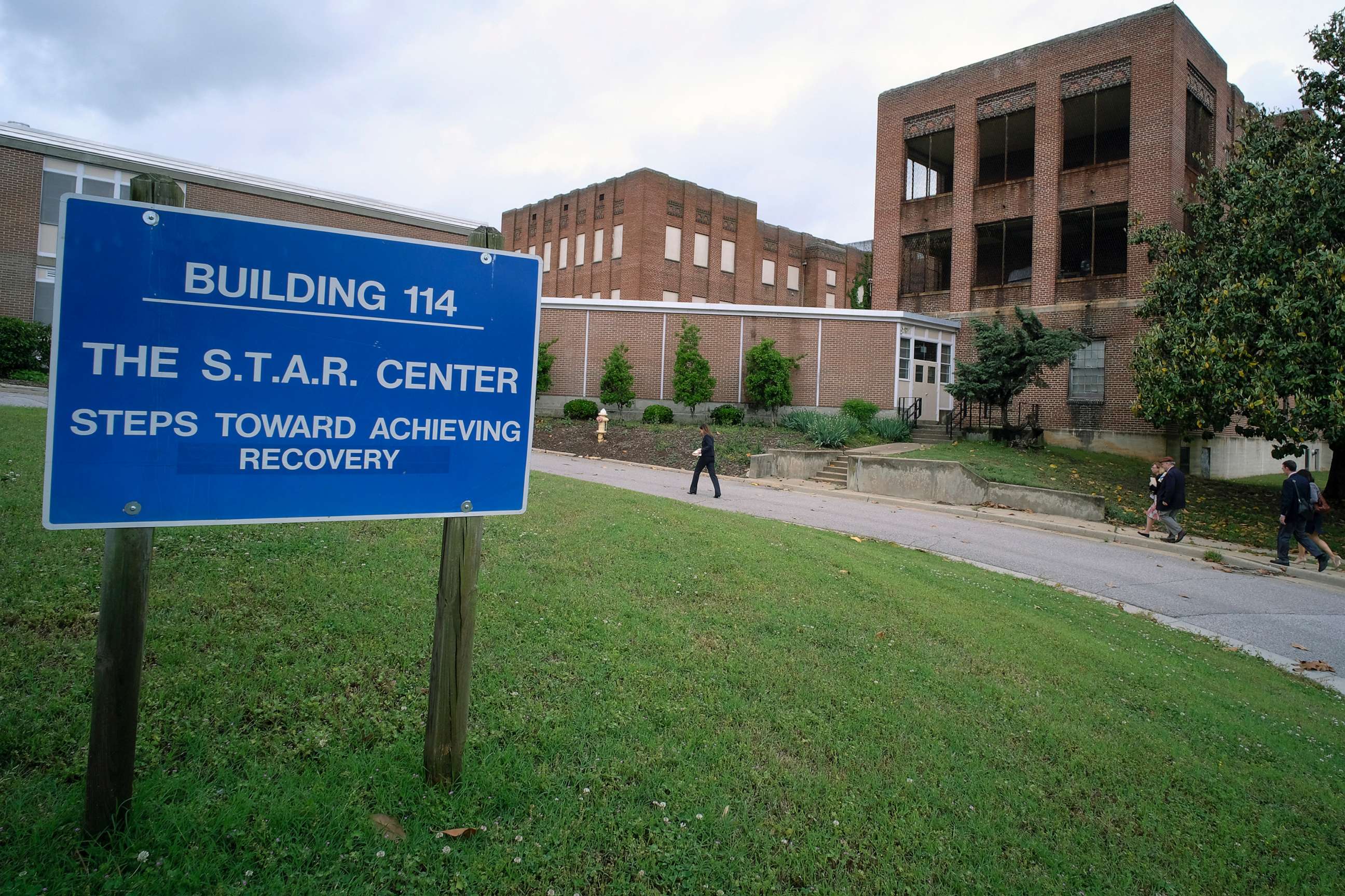 PHOTO: Visitors walk toward Building 114, the S.T.A.R. Center, at Central State Hospital in Dinwiddie County, Va., on May 17, 2018.