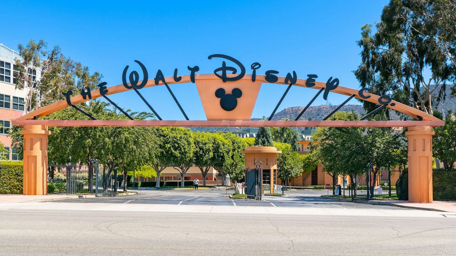 Walt Disney Company to eliminate plastic straws and more by 2019 - ABC News