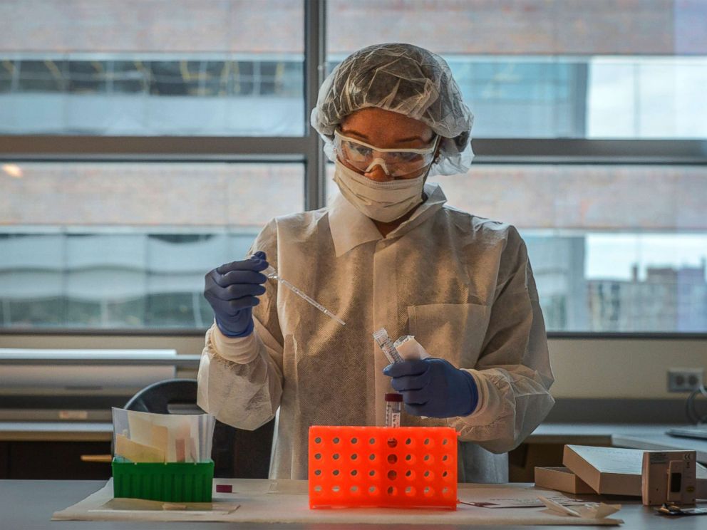 PHOTO: A forensic scientist works on a sample in in a Washington crime lab on March, 01, 2016.
