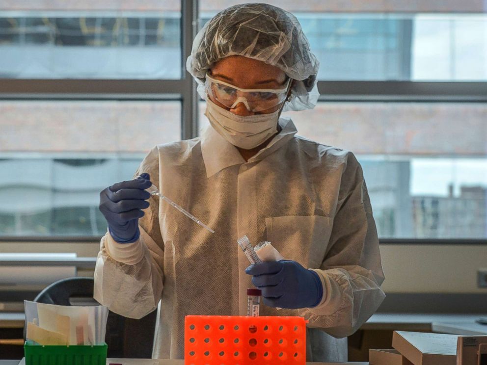 PHOTO: A forensic scientist works on a sample in in a Washington crime lab on March, 01, 2016.