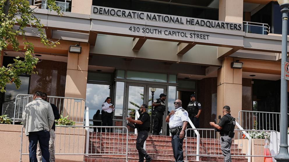 PHOTO: U.S. Capitol Police respond to a reported incident at the DNC Headquarters in Washington, September 11, 2025.