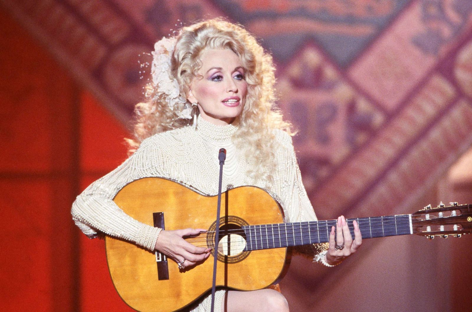 View Dolly Parton performs on the ABC variety show "Dolly" in 198...