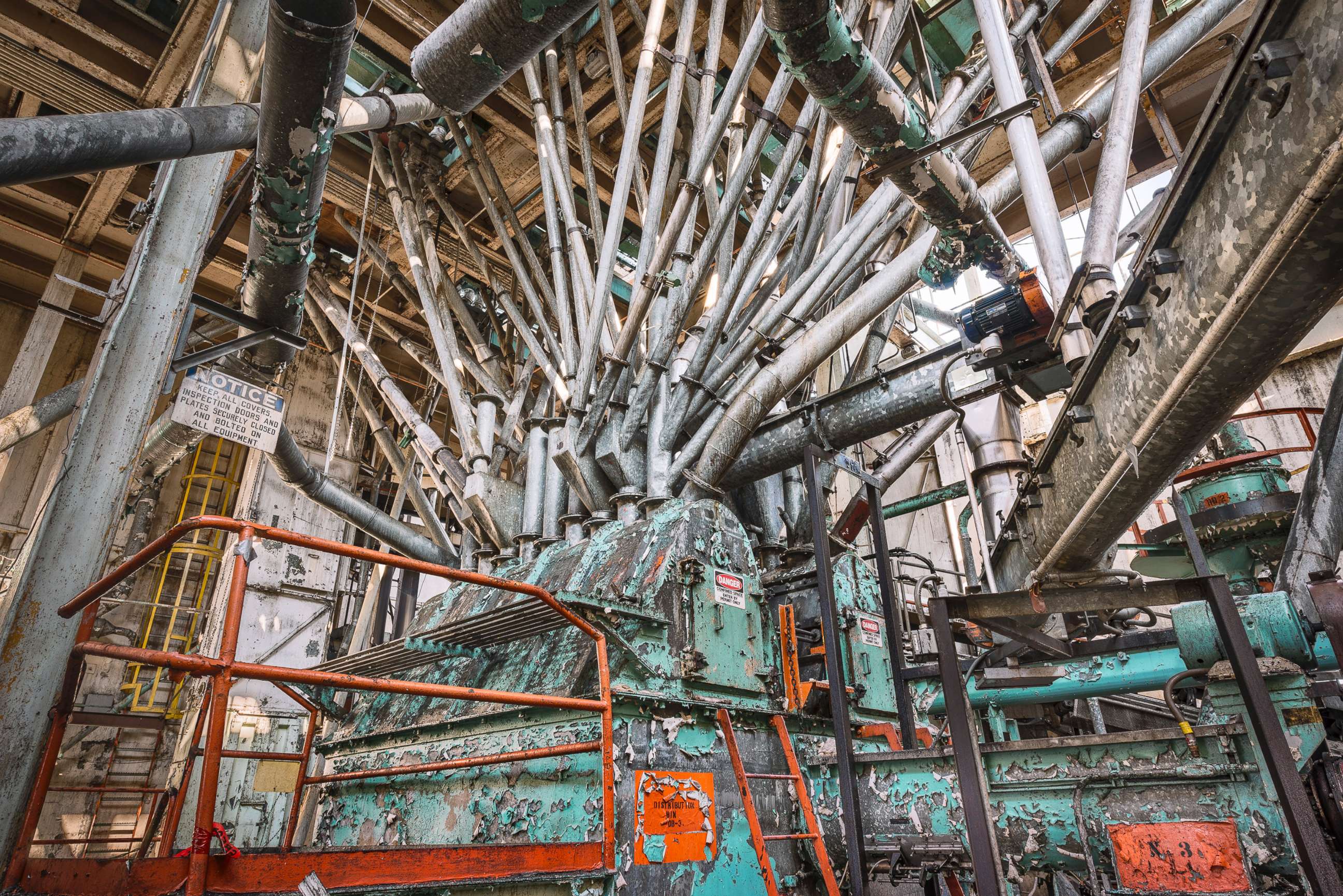 PHOTO: The top of the bin distributor and bin structure that routes different grades and blends of sugar to various silos below.