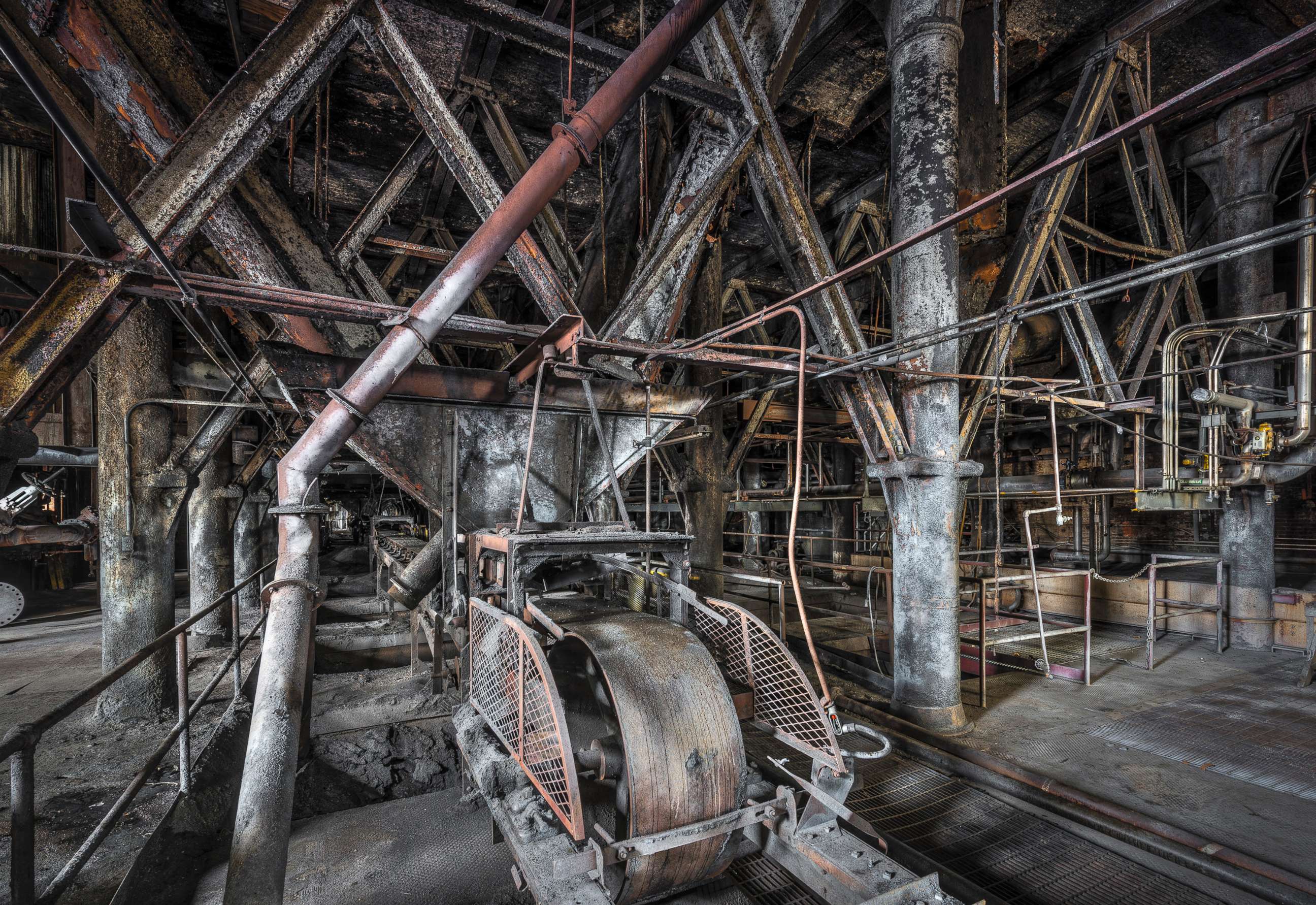 PHOTO: The steel conveyor belt for recycling bone char in the filter house.