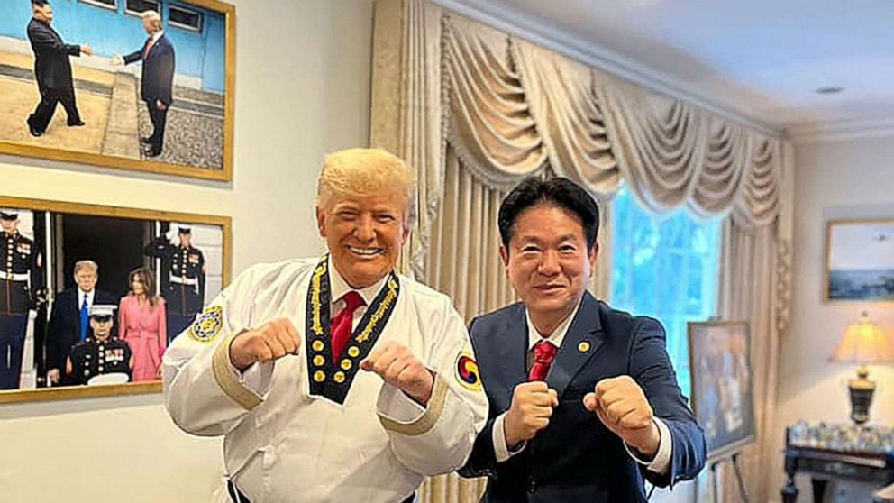 PHOTO : Lee Dong-sup, président du siège de Kukkiwon World Taekwondo, avec l'ancien président Donald Trump au bureau de Trump à Mar-a-Lago, sur une photo publiée sur la page Facebook de l'organisation le 19 novembre 2021.