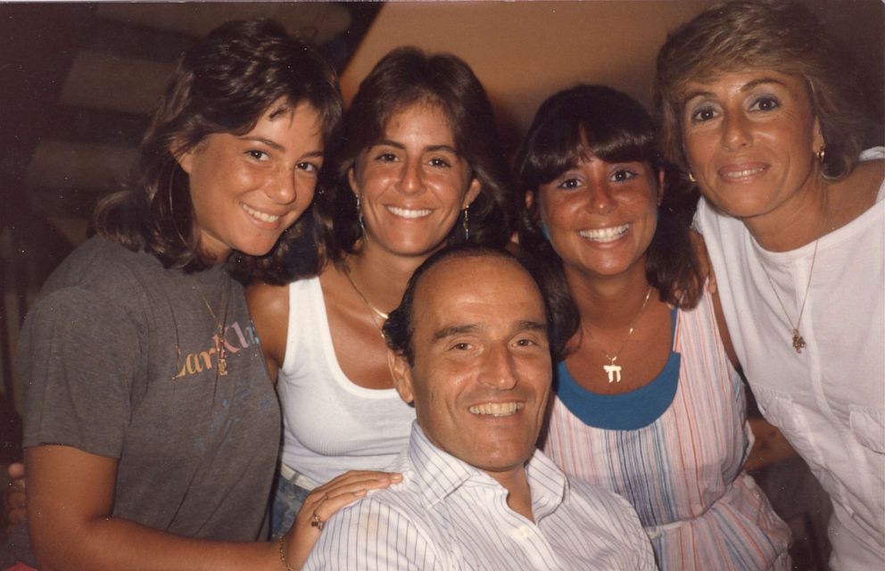 PHOTO: Donnah with her mom and step-dad Sara Jane and Ira Drescher and her two sisters Jenny and Michelle.