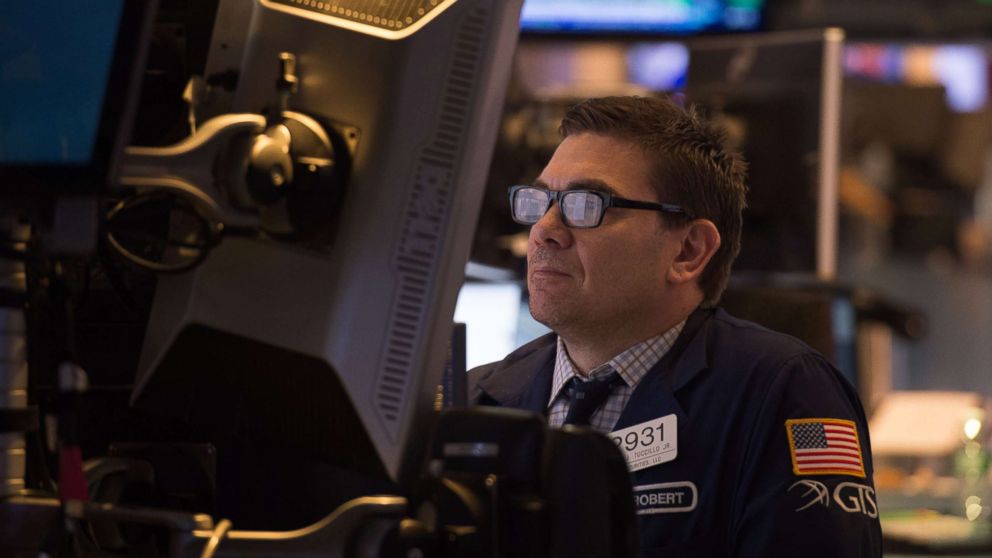 Traders work on the floor at the closing bell of the Dow Industrial Average at the New York Stock Exchange, March 29, 2018, in New York. 
