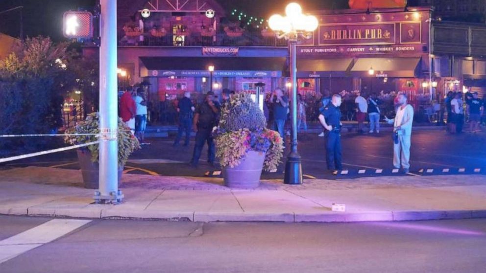 FOTO: Uma grande presenÃ§a policial fica do lado de fora do Dublin Pub em Dayton, Ohio, onde um tiroteio aconteceu no distrito de Oregon, no centro da cidade, na madrugada de domingo, 4 de agosto de 2019.